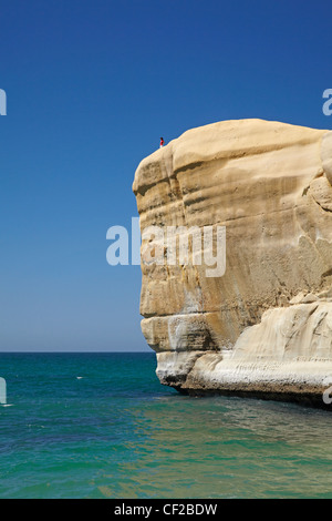 Touristen auf den Klippen am Tunnel Beach, Dunedin, Südinsel, Neuseeland Stockfoto