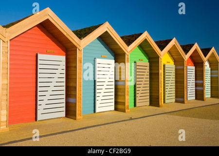 Neue farbenfrohe Strandhütten auf der Promenade am Strand von Blyth. Stockfoto