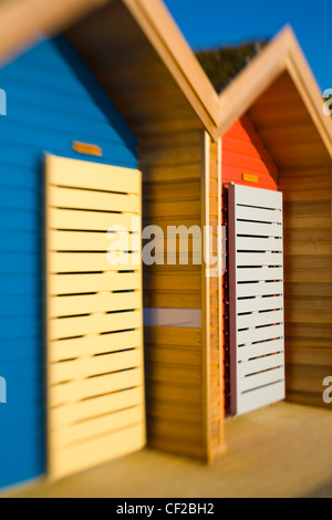 Neue farbenfrohe Strandhütten auf der Promenade am Strand von Blyth. Stockfoto