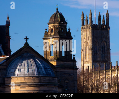 Schwarm Vögel rund um die Pfarrkirche St. Cuthberts und dem gotischen Stil Kirche des Hl. Johannes der Evangelist. Stockfoto