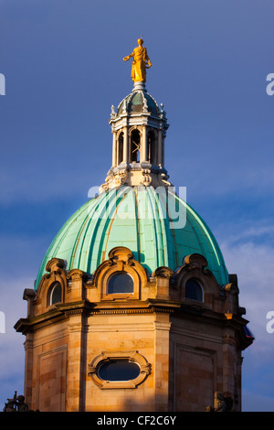 Florentinischen Stil zentrale Kuppel auf der Royal Bank of Scotland-Gebäude befindet sich auf dem Hügel. Im 17. Jahrhundert Italienisch inspiriert Stockfoto