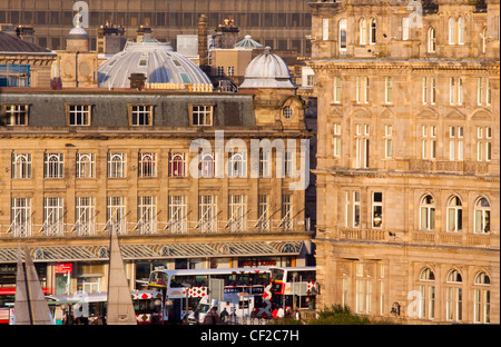 Typische Architektur der Geschäfte und Büros befindet sich entlang der geschäftigen Princes Street. Stockfoto