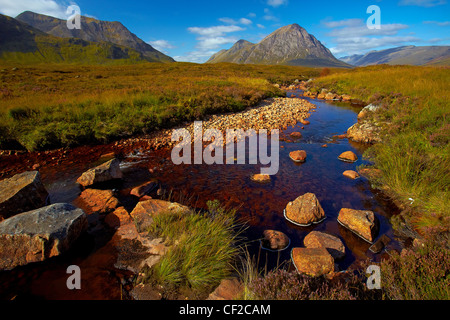 Buachaille Etive Mor, ein Wachposten am Eingang zum Glen Etive Berg. Es ist fast perfekte Pyramidenform hat es eine Stockfoto