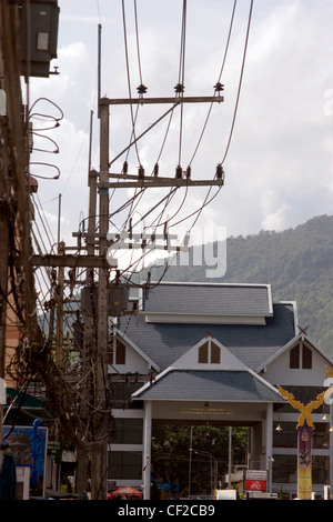 Die Macht und Kommunikation sind Teil der urbanen Landschaft auf einer Stadtstraße in Mae Sai, Nordthailand (Mae Sae). Stockfoto