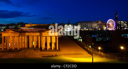 Die National Gallery of Scotland, Princes Street und das Walter Scot Monument betrachtet in der Abenddämmerung. Stockfoto