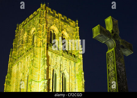 Das Kriegerdenkmal in Form von das Kreuz von St. Cuthbert, neben der Kathedrale von Durham. Stockfoto
