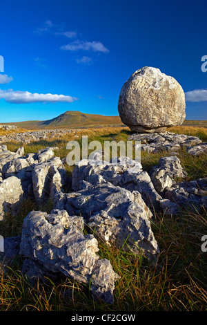 Blick auf Ingleborough, der zweite höchste Berg in den Yorkshire Dales und eines Yorkshire drei Zinnen, von Twistleton S Stockfoto