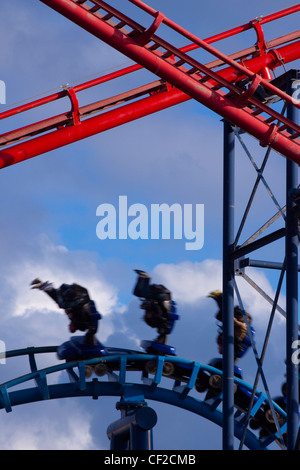 Die "Lawine" Achterbahn, befindet sich im Themenpark Blackpool Pleasure Beach. Stockfoto