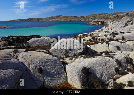 Das türkisfarbene Wasser des Achmelvich Bay im Nordwesten von Schottland. Stockfoto