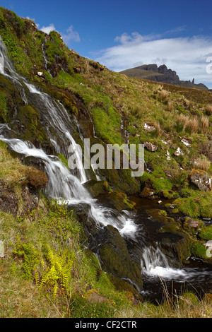 Die Braut Schleier Wasserfall mit der Old Man of Storr in der Ferne auf der Isle Of Skye. Stockfoto