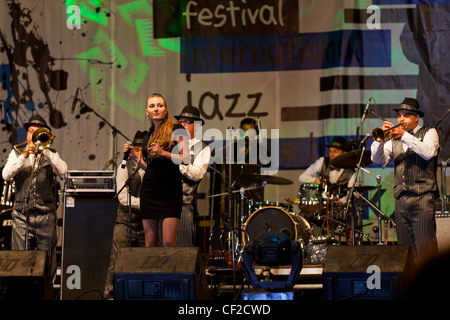 Koktebel - 03. September: Jazz Band Dixie Brothers Band durchführen auf Jazzfestival Jazz in Blue Bay, 3. September 2011 Stockfoto