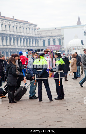 Venedig - Januar 01: Polizisten sichern Piazza San Marco in Venedig nach Silvester Party, 1. Januar 2011, Venedig, Italien Stockfoto