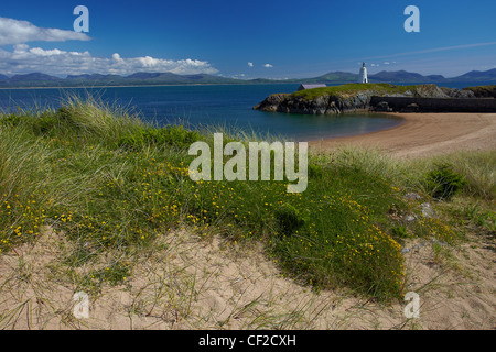 Ein Blick über die Menaistraße vom Twr Bach (Türmchen) Leuchtturm auf Llanddwyn Island die Berge von Snowdonia in th Stockfoto