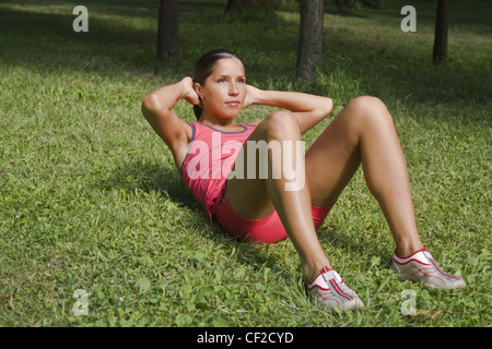 Junge Frau Sit im freien Stockfoto