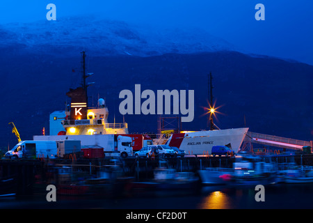 Angelboote/Fischerboote und Küstenwache Schiff vor Anker in den geschäftigen Hafen in Ullapool am Ufer des Loch Broom. Stockfoto