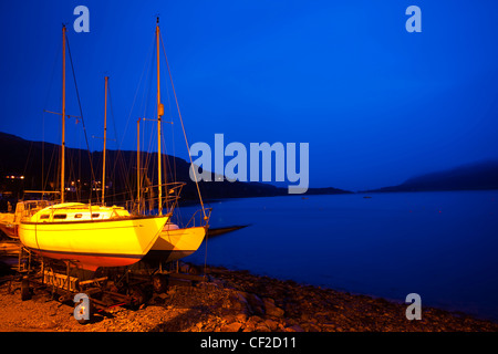 Segelboote vor Anker in der Nähe von den geschäftigen Hafen in Ullapool am Ufer des Loch Broom. Stockfoto