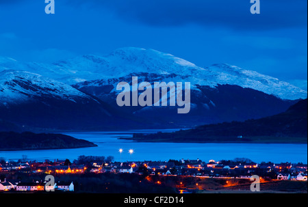 Die Fischerei Hafen von Ullapool befindet sich am Ufer des Loch Broom, von den umliegenden Hochland Berge übersehen. Stockfoto