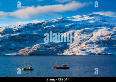 Am frühen Morgen Winter-Szene von Fischerbooten auf Loch Broom in der Nähe von Hafen von Ullapool. Stockfoto