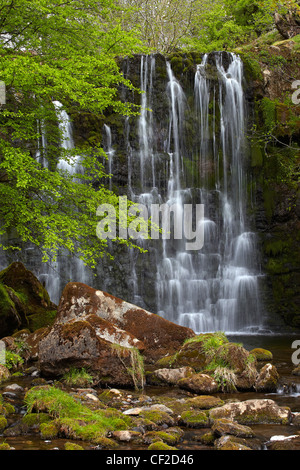 Hebden Beck kaskadenförmig über Felsen am Scala fällt. Stockfoto