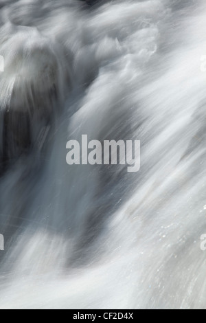 Detail-Schuss von der Eas Chia-Aig-Wasserfall. Stockfoto