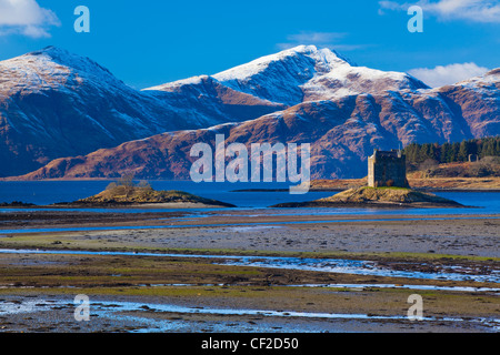 Castle Stalker in der Nähe von Port Appin ist eine vier Geschichte Tower House befindet sich auf einem Gezeiten-Inselchen auf Loch Laich, einen Einlass ab Loch Linnhe. Stockfoto