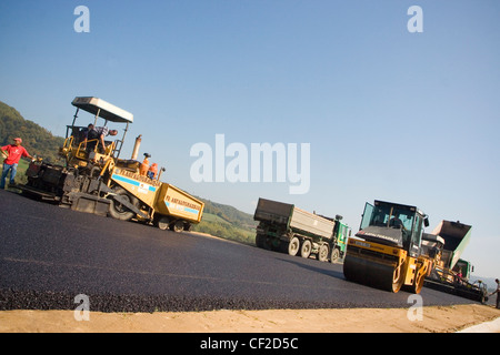 Asphalt Asphalt verlegt werden, um wieder auftauchen. Stockfoto