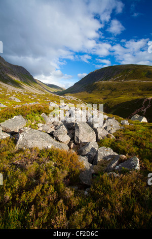 Mit Blick auf den Lairig Ghru von den Ausläufern der taumelte Fels in den Cairngorms National Park. Stockfoto