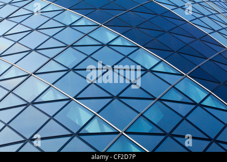 Abstrakte Sicht auf die Fassade 30 St Mary Axe, auch bekannt als die Gurke im Finanzbezirk der City of London. Stockfoto