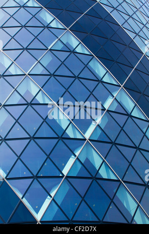 Abstrakte Sicht auf die Fassade 30 St Mary Axe, auch bekannt als die Gurke im Finanzbezirk der City of London. Stockfoto