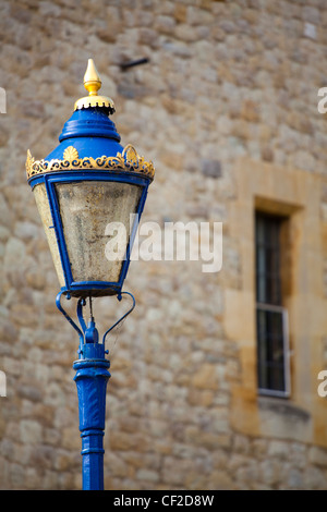 Nahaufnahme des reich verzierten Straßenlaterne außerhalb der Tower of London befindet sich am Nordufer der Themse. Stockfoto