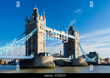 Die Tower Bridge die Themse in der Nähe des Tower of London erstreckt. Stockfoto