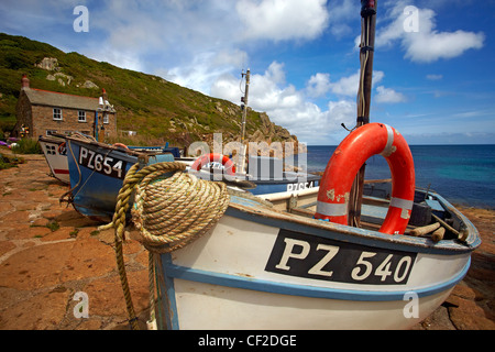 Angelboote/Fischerboote auf dem Zettel in der Penberth Bucht. Stockfoto