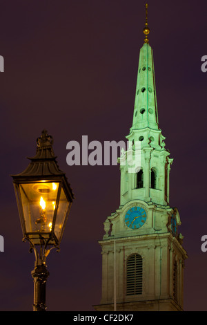 Flamme entzündet Straßenlaterne und der Kirchturm der St. Martin-in-the-Fields in der Nähe von Trafalgar Square, in der Dämmerung. Stockfoto