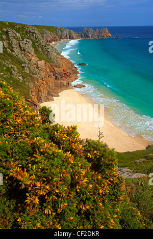 Blick nach unten von der Klippe goldenen Sand und das türkisfarbene Meer am Pednvounder Strand mit Treen Klippen und Logan Rock in der di Stockfoto