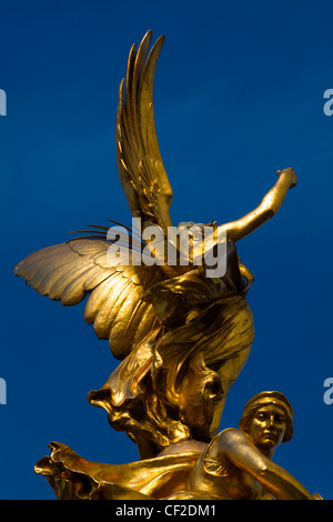 Statue des Sieges über das Victoria Memorial in Queens Garden in der Nähe von Buckingham Palace. Stockfoto