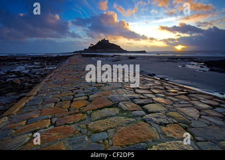 Blick entlang der Damm bei Ebbe zu St Michaels Mount in Mount Bucht. Stockfoto