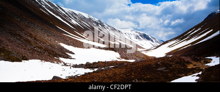 Die Reste von einem harten Winter im wilden Tal des Lairig Ghru. Stockfoto