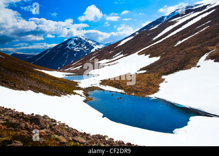 Blick von der Pools Dee hinunter den Lairig Ghru Blick auf Cairn Toul und dem Teufel. Stockfoto