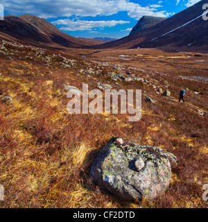 Wanderer zu Fuß durch die dramatischen Tal des Lairig Ghru in Richtung Braemar in den Cairngorms National Park. Stockfoto