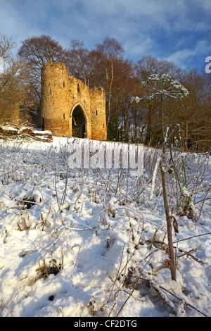 Schnee bedeckt den Boden rund um die Burg in Roundhay Park, einer der größten Stadtparks in Europa. Das Schloss ist ein 19. Jahrhun Stockfoto