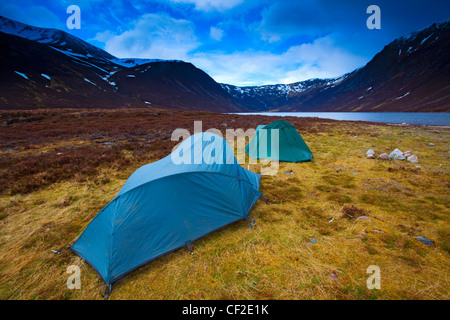 Wanderer, camping Wild in der Nähe von Loch Eanaich im Gleann Eanaich in den Cairngorms National Park. Stockfoto