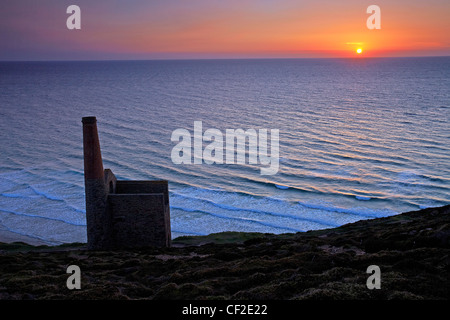 Sonnenuntergang über dem Meer von der Towanroath Pumpen Maschinenhaus bei Wheal Coates, ein ehemaliger Tin mine befindet sich auf der nördlichen Küste von C Stockfoto