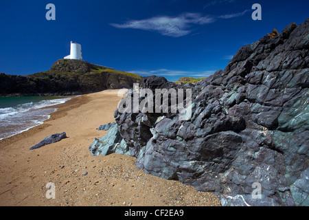 TWR Mawr Licht am südlichen Eingang der Menaistraße innerhalb von Llanddwyn Island National Nature Reserve. Stockfoto