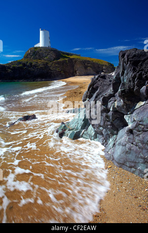 TWR Mawr Licht am südlichen Eingang der Menaistraße innerhalb von Llanddwyn Island National Nature Reserve. Stockfoto
