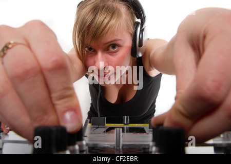 Teenager-Küken, die Regulierung der Sound auf professionelle audio-mixer Stockfoto