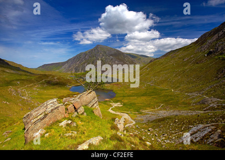 Blick auf Stift Yr Ole Wen, der siebthöchste Berg in Snowdonia und in Wales, aus einem Pfad über Llyn Idwal in Snowdonia. Stockfoto