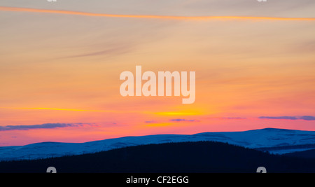 Blick bei Sonnenuntergang von der alten Heerstraße (jetzt Teil von der A939) von in der Nähe der Brücke von Brown Blick über dem Schnee bedeckt val Stockfoto