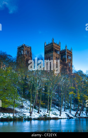 Kathedrale von Durham, oberhalb von Schnee bedeckten Ufer des Flusses Wear. Stockfoto