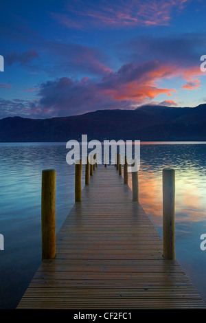 Blick entlang Brandelhow Jetty auf Derwentwater im Morgengrauen. Stockfoto