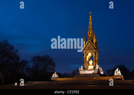Das Albert Memorial befindet sich in Kensington Gardens gegenüber der Royal Albert Hall. Das Denkmal wurde von Sir George Gilb entworfen. Stockfoto